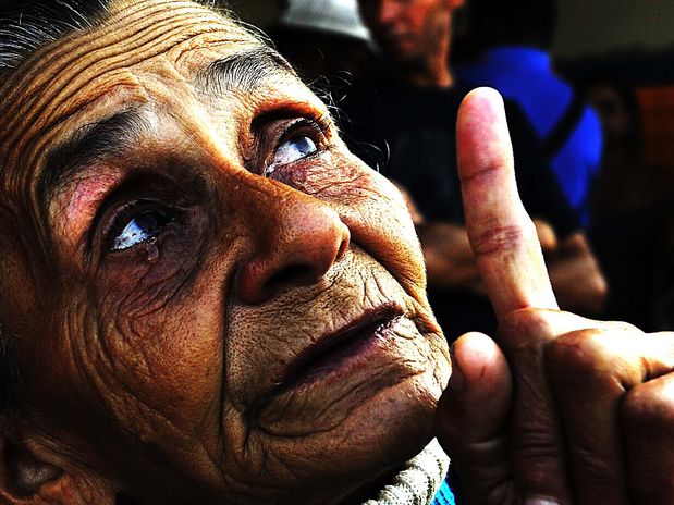 O clamor de dona Josefa Dias após ser despejada do Pinheirinho Sobre reintegração, a ex-moradora de Pinheirinho dona Josefa Diniz, 75 anos, com lágrima nos olhos, dedo apontando para o céu, diz que